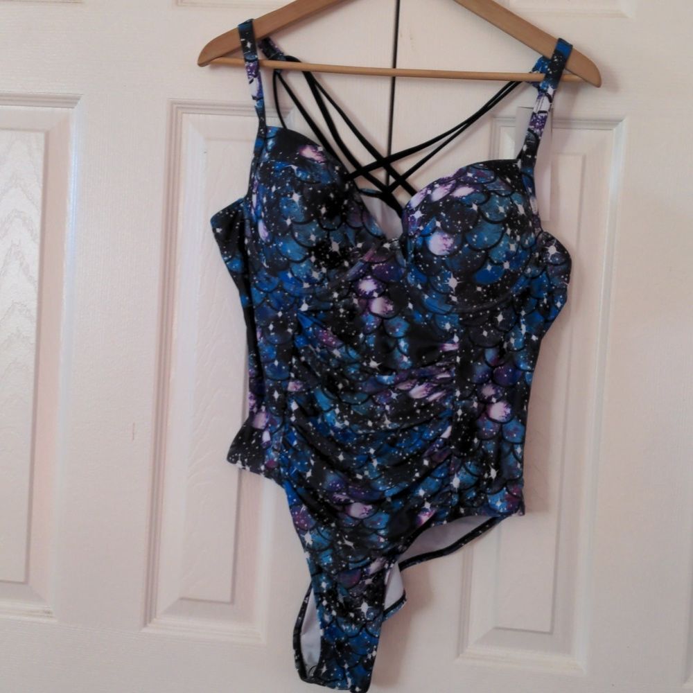 New with tag high-cut bathing suit crisscross back L